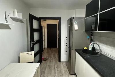 Apartament cu 3 camere semidecomandat în Brâncoveanu