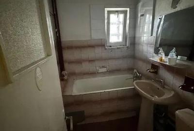 Apartament cu 3 camere semidecomandat în Podu Roș