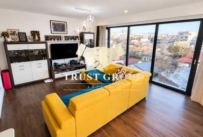 Apartament cu 3 camere decomandat în Victoriei