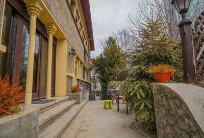 Casă cu 9 camere în Capitale