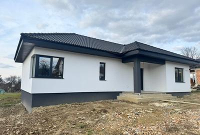 Casă individuală cu 4 camere în Satu Nou de Jos
