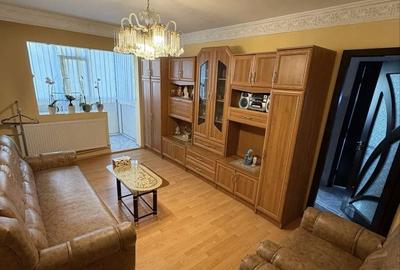 Apartament cu 3 camere semidecomandat, mobilat în Craiovița Nouă