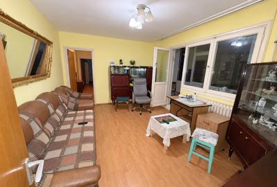 Apartament cu 3 camere semidecomandat în Berceni