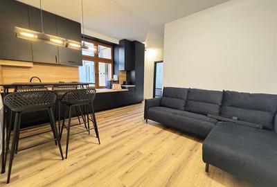 Apartament cu 3 camere semidecomandat, mobilat în Central