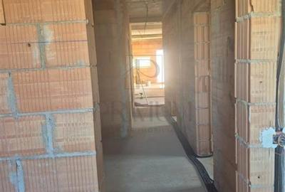 Duplex despartit prin C.T. - canalizare - teren generos - 3