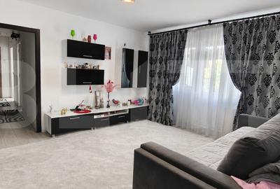 Apartament cu 3 camere semidecomandat, mobilat în Decebal