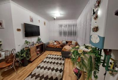 Apartament cu 3 camere semidecomandat, mobilat în Florești