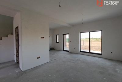 Casă cu 5 camere în Plopi