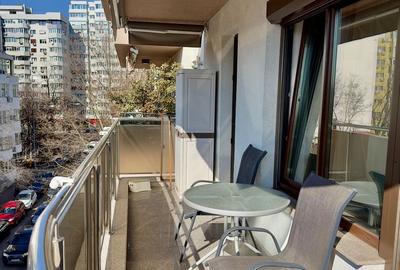 Apartament cu 3 camere semidecomandat, mobilat în P-ța Victoriei