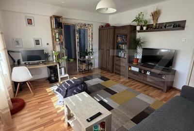 Apartament cu 2 camere semidecomandat, mobilat în Central