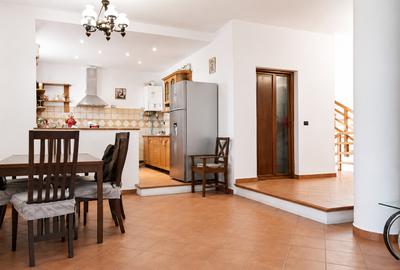 Casa spatioasa de inchiriat cu 5 camere in Zimandu Nou - 13