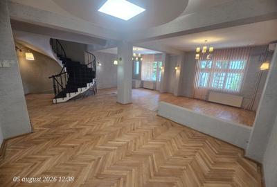 Casă individuală cu 12 camere în Central