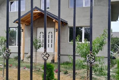 Casă individuală cu 5 camere în Nord-Est