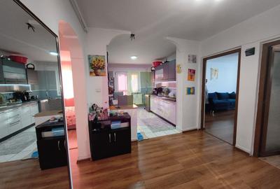 Apartament cu 4 camere semidecomandat, mobilat în P-ța Reșița