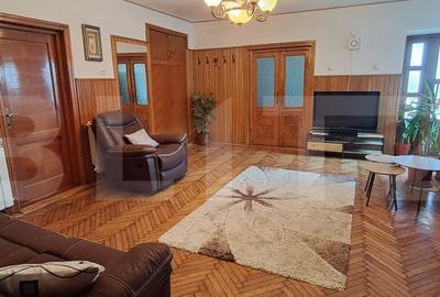 Casă individuală cu 6 camere în Central