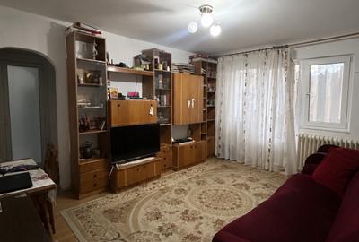 Apartament cu 3 camere semidecomandat, mobilat în Păcurari