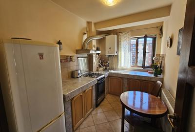 Apartament cu 2 camere semidecomandat, mobilat în Florești
