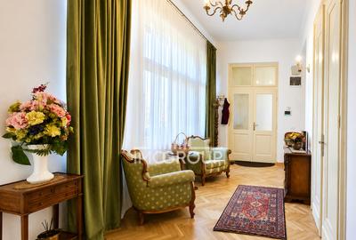 Apartament cu 3 camere semidecomandat, mobilat în Central