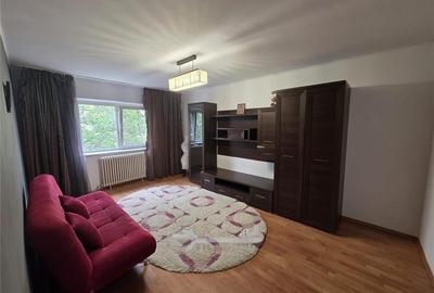 Apartament cu 3 camere decomandat, mobilat în Nicolina