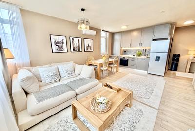 Apartament cu 3 camere semidecomandat, mobilat în Central