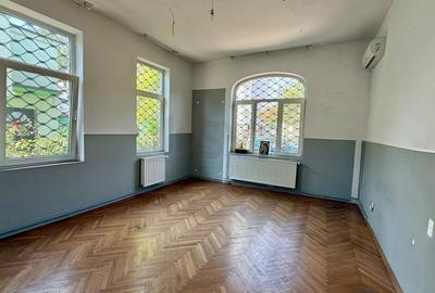 Casă individuală cu 10 camere în P-ța Muncii
