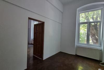 Casa in zona centrala parter si subsol cu acces auto - 10