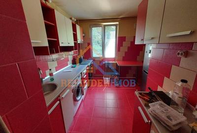 Apartament cu 3 camere semidecomandat în Berceni