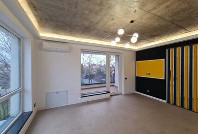 Apartament cu 3 camere semidecomandat în Colentina