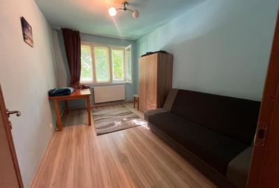 Apartament cu 4 camere semidecomandat în Podu Roș