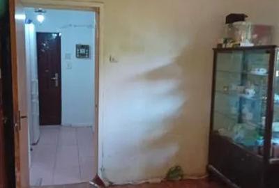 Apartament cu 3 camere semidecomandat, mobilat în Berceni