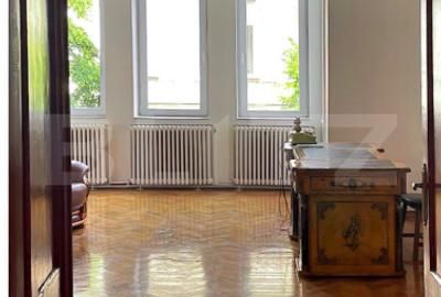 Apartament cu 4 camere decomandat, mobilat în Central