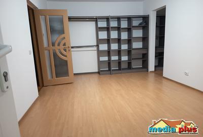 Apartament cu 3 camere semidecomandat în Micro 17