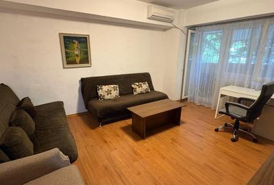 Apartament cu 3 camere decomandat în P-ța Victoriei
