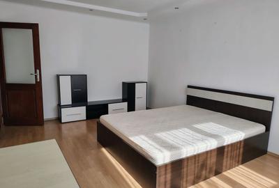 Închiriez 2 camere Str. Onestilor. Pret 300 euro. Comision 50%. - 2