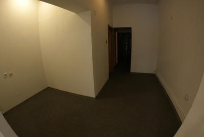 Spatiu comercial central cu vitrina generoasa din sticla - 6
