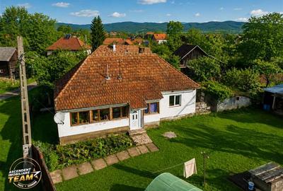 Gospodarie cu anexa, pivnita, iaz cu pesti si 2.280 mp de teren fertil Lemnia, C - 19