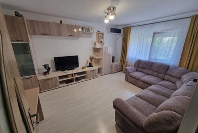 Apartament 3 camere zona Poarta 6 - 1