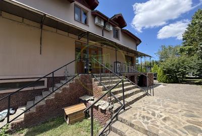 Casă individuală cu 8 camere în Mofleni