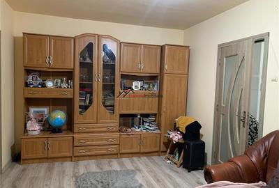 Apartament 2 camere + bucătărie, renovat recent, cu parcare – Dealul F - 13