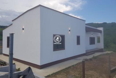 Casă cu 4 camere în Tomești