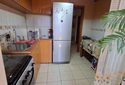 3 camere decomandate , centrala pe gaze, ,zona Dacia , pe SUD, pod  deasupra - 4