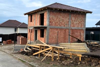 Casă cu 5 camere în Șura Mică