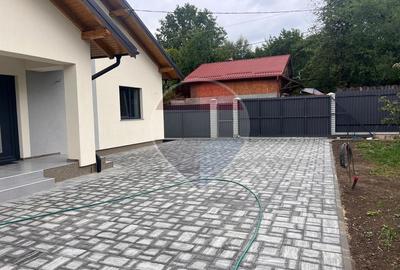 Casă nouă langă Brașov, curte însorită și vedere panoramică - 9