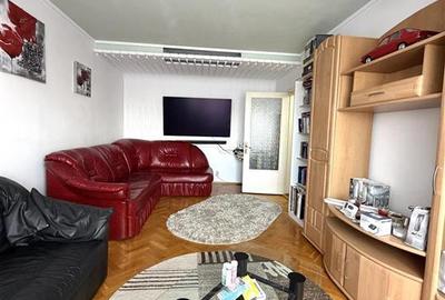 Apartament cu 3 camere decomandat în Nicolina