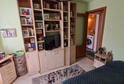 3  camere  decomandate , centrala pe gaze, zona Dacia -Farmacris ,pod util , SUD - 5