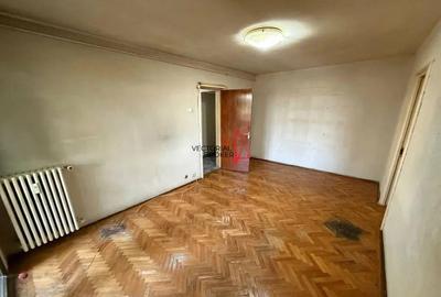 Apartament cu 4 camere semidecomandat în Titan