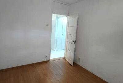 Apartament cu 3 camere decomandat, mobilat în Vitan
