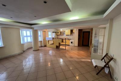 Apartament cu 3 camere decomandat în