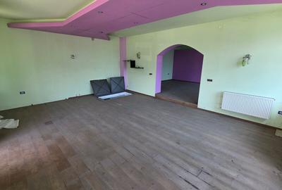 De vanzare spatiu comercial - COMARNIC la DN1 - 30
