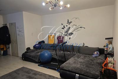 Apartament cu 3 camere semidecomandat în Florești